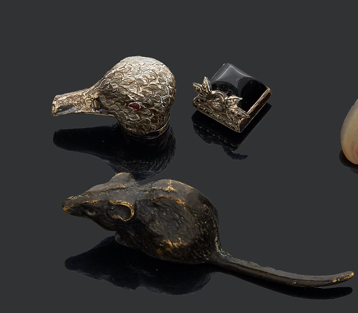 Null Lot comprenant une tête de bécasse en argent, un petit rat en bronze et un &hellip;