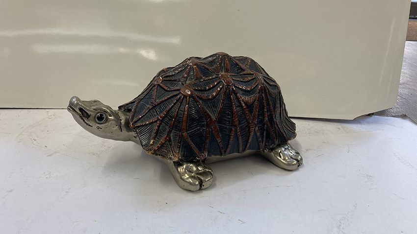 Null Curieuse boite sous la forme d’une tortue en métal argenté ; la carapace en&hellip;