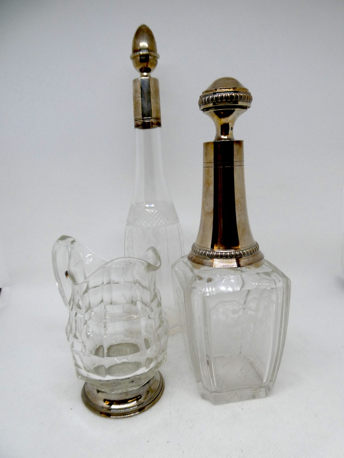 Null Deux carafes et un pot à lait en cristal et montures argent

H : 27,5 cm (l&hellip;