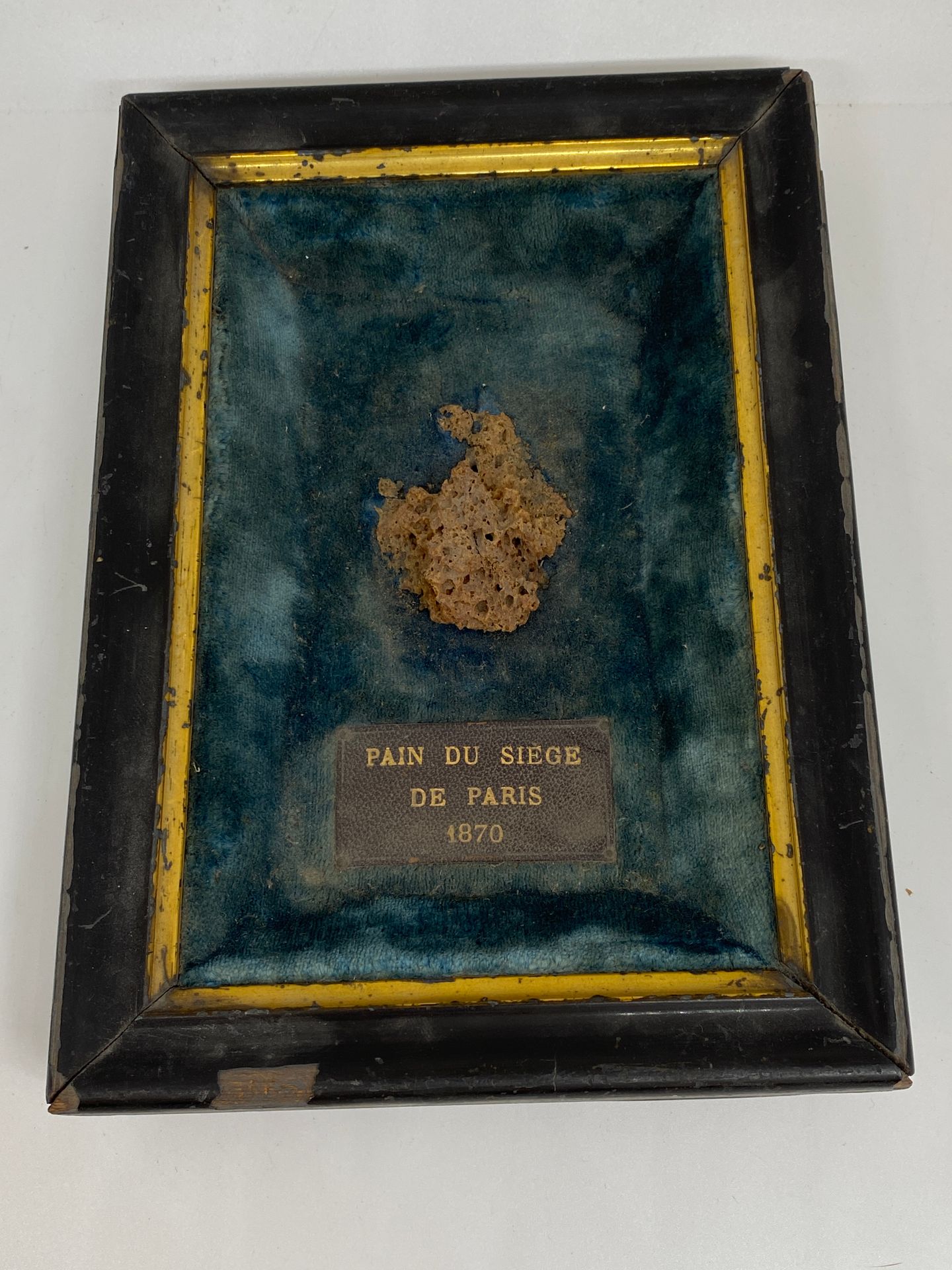Null Cadre reliquaire "Le pain du siège de Paris", 1870.

Dim du cadre : 20,5 x &hellip;