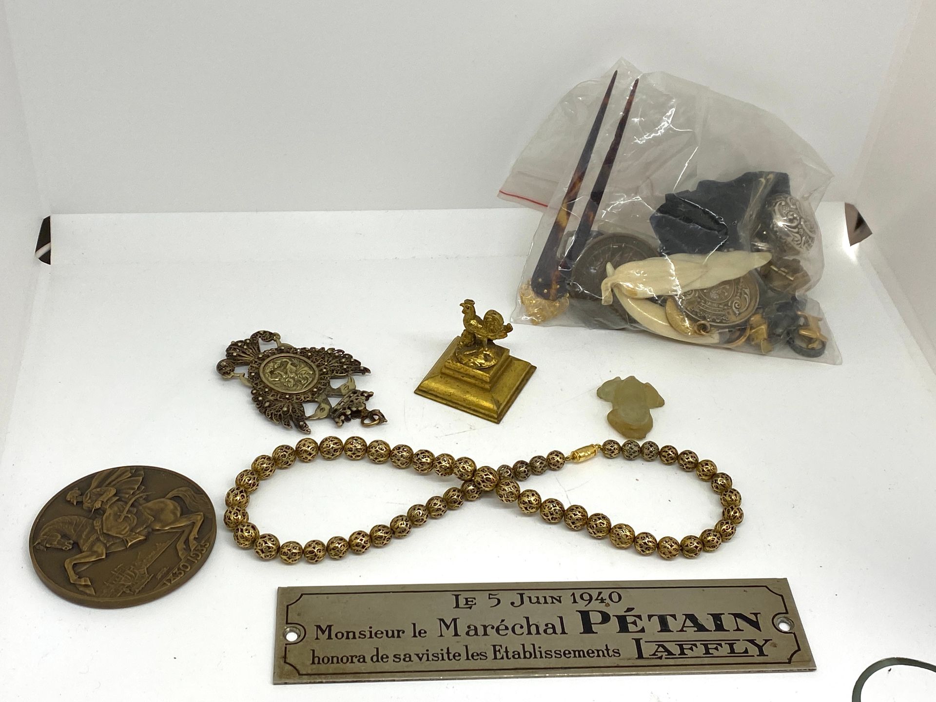 Null Important lot d'objets divers dont boutons, médailles, bracelet en métal, b&hellip;