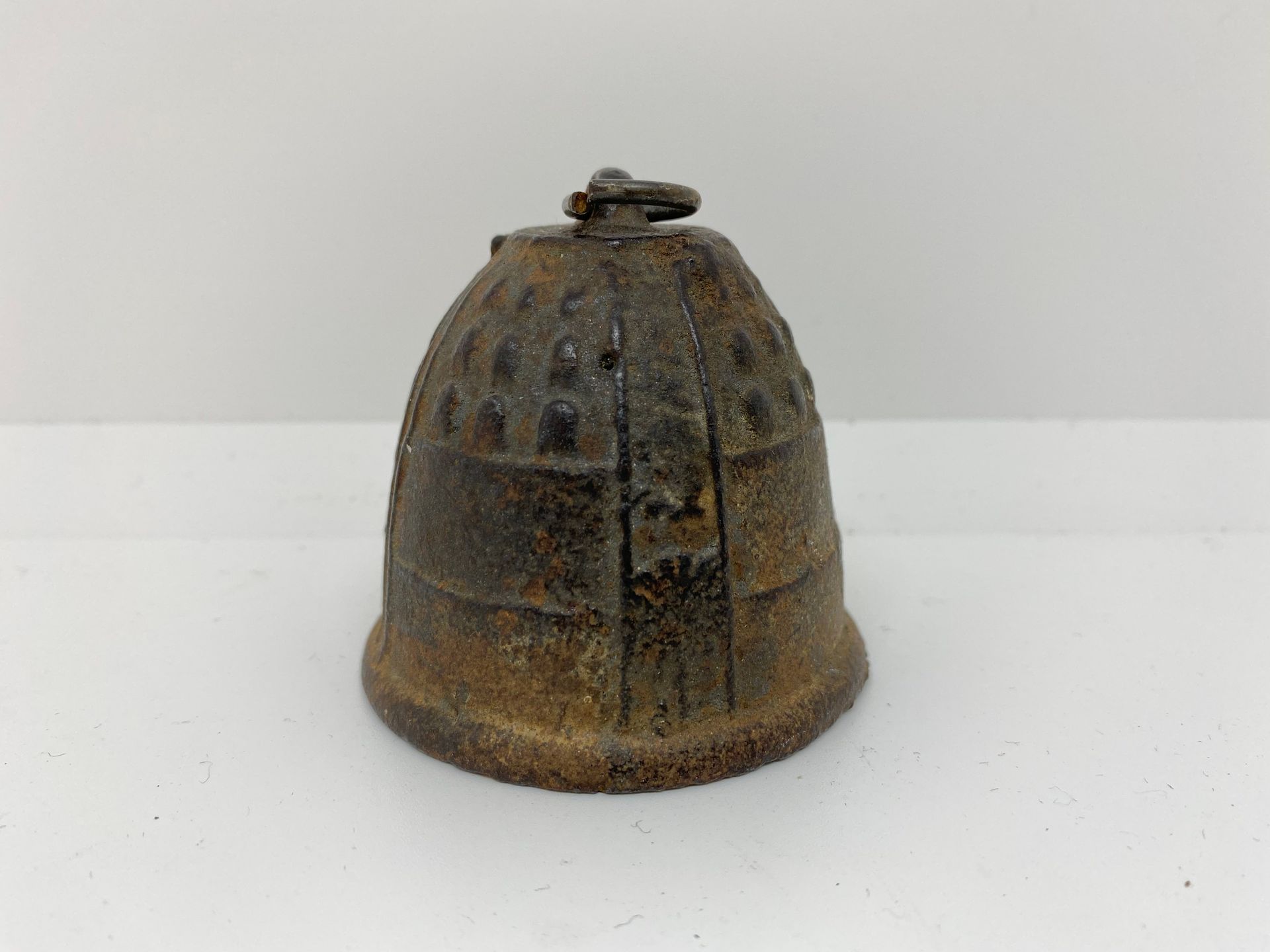 Null Petite cloche en bronze patiné. 

H. : 6,5 cm 

 Crochet rapporté. Usures, &hellip;