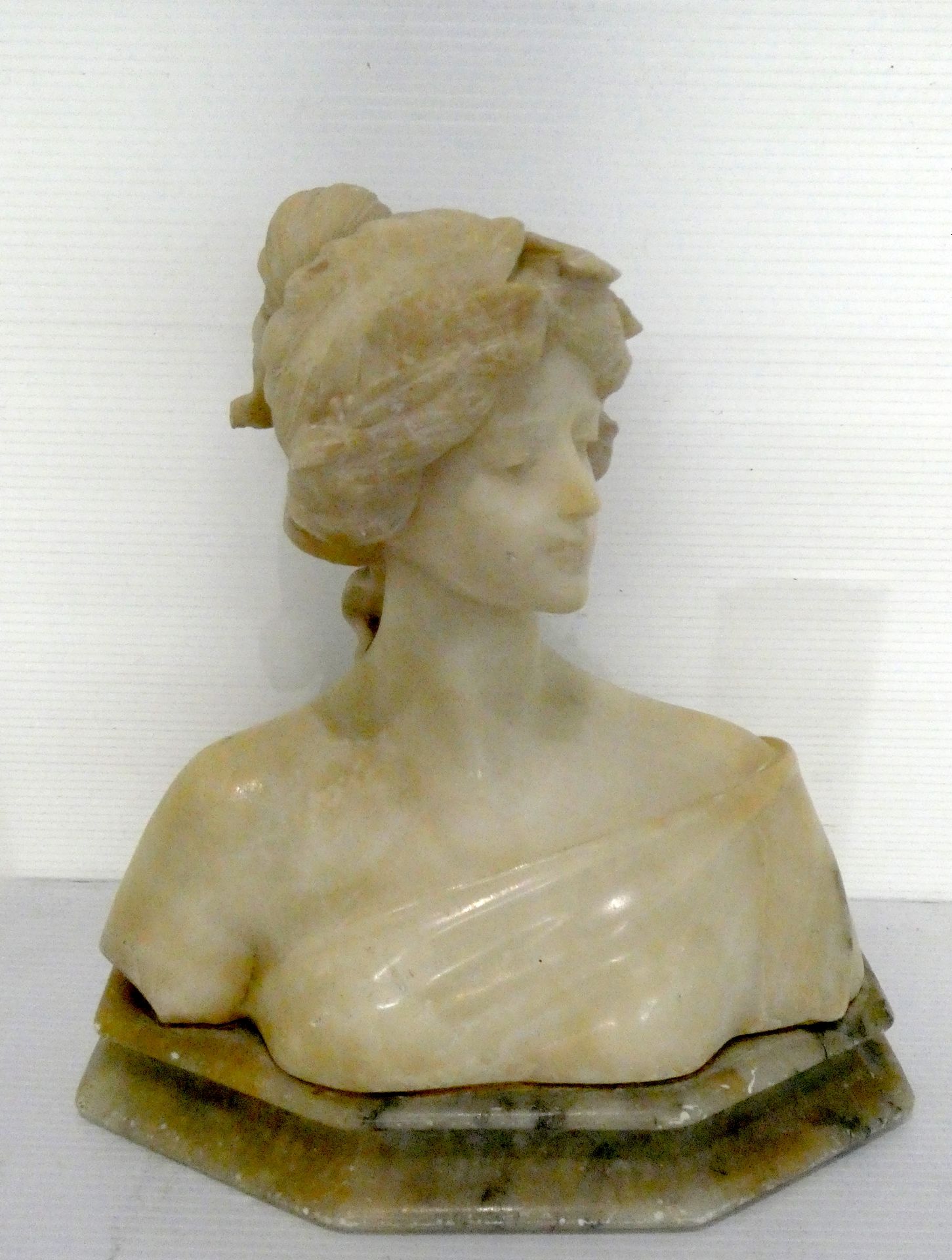 Null Petit buste de femme, tête laurée en albatre.

H. : 22,5 cm