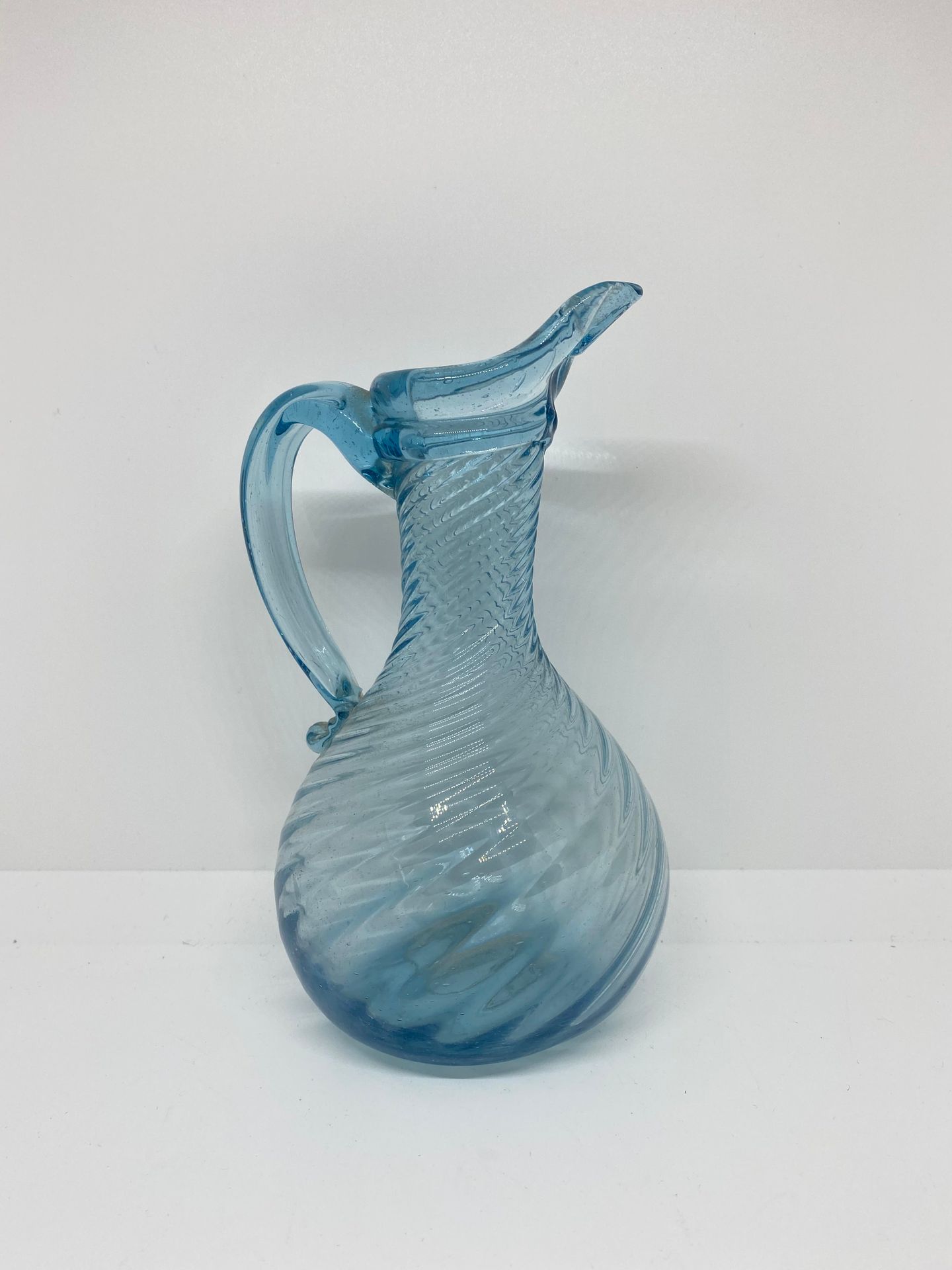 Null Pichet à anses en verre teinté bleu.

Travail populaire normand.

H. : 19cm