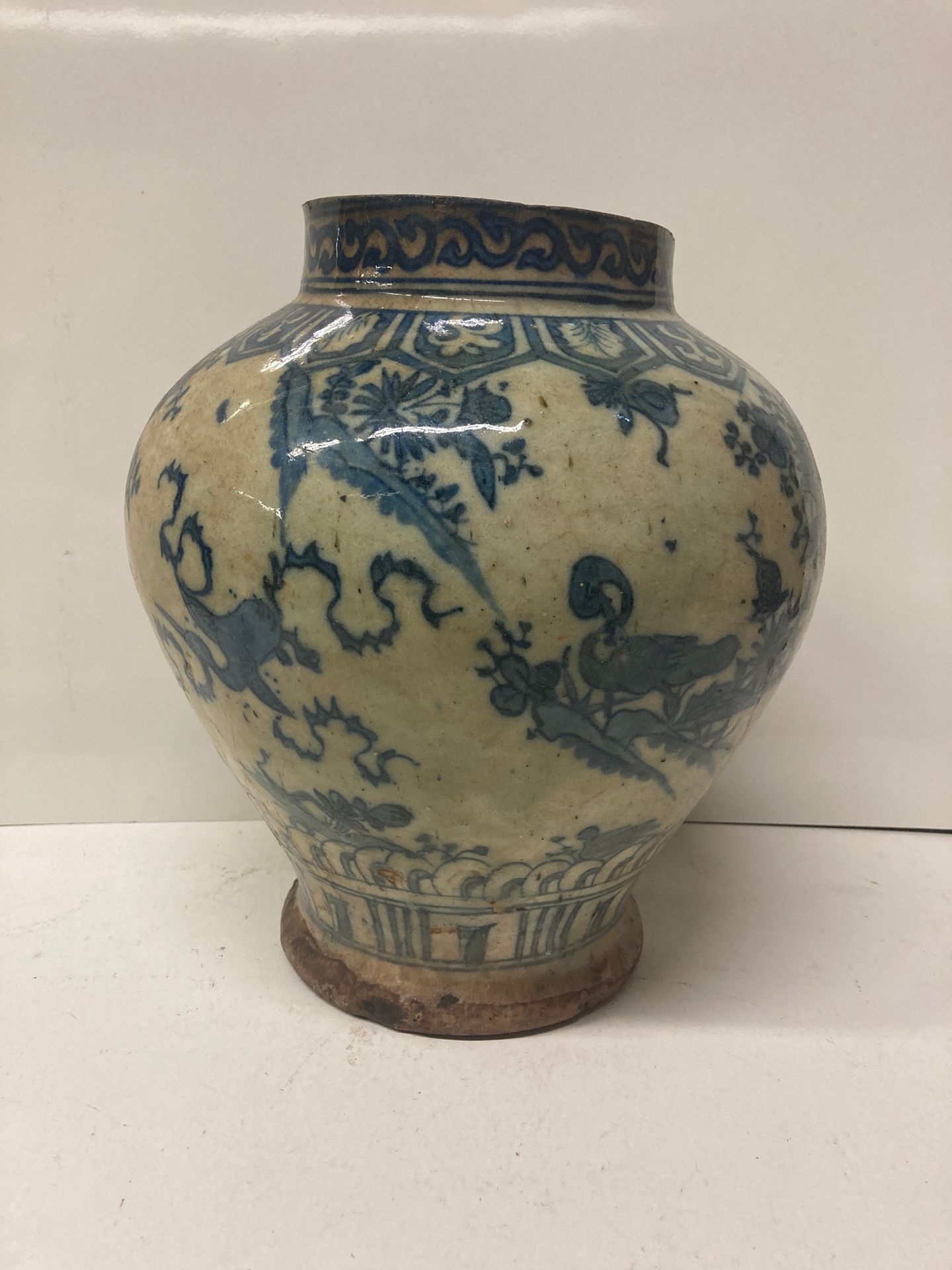 Null CHINA


Vase aus weißem und blauem Porzellan.


H. 25 cm


Der Hals fehlt.