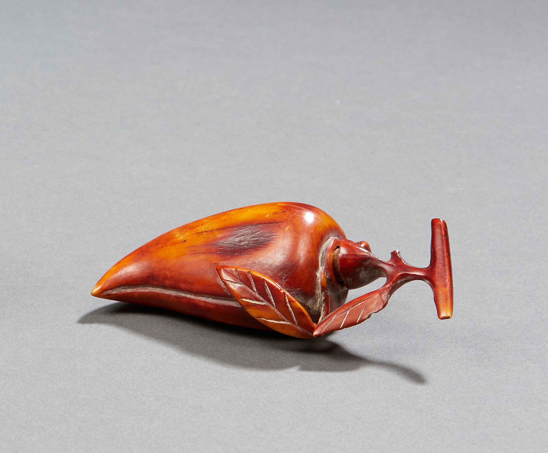 Null 中国


仿长寿桃的象牙鼻烟壶，有红褐色的斑纹。


CANTON的作品来自19世纪末。


高度：4.5厘米，不包括形成盖子的柄