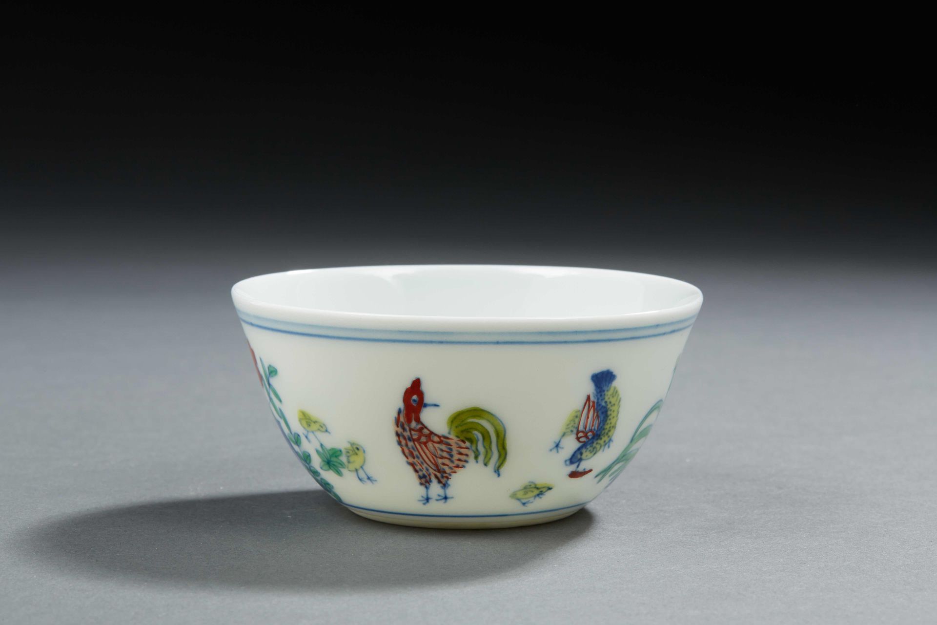 Null CHINA - A small circular porcelain bowl decorated in ducai enamels with roo&hellip;