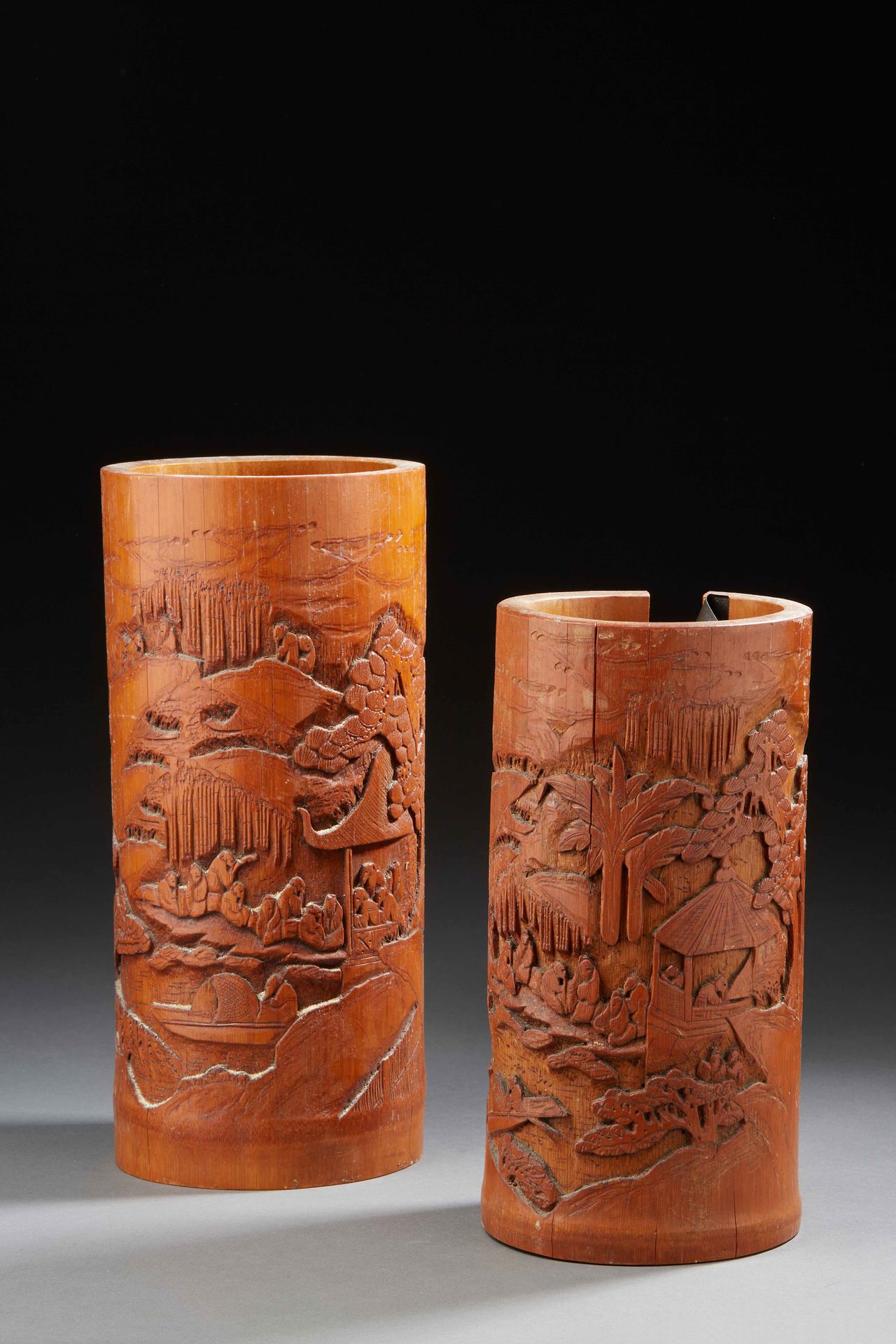 Null 中国 - 两个竹雕笔筒，装饰着山水间的学者和他们的宝塔。


19世纪末，20世纪初


高：24厘米和28.5厘米


(事故)