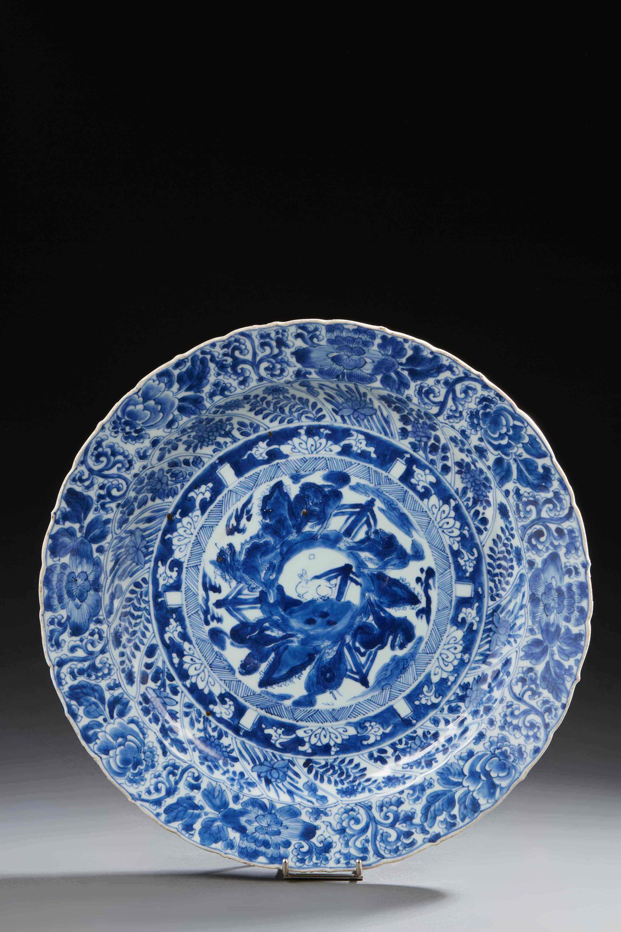 Null CHINA - Plato circular con borde contorneado decorado en azul bajo vidriado&hellip;