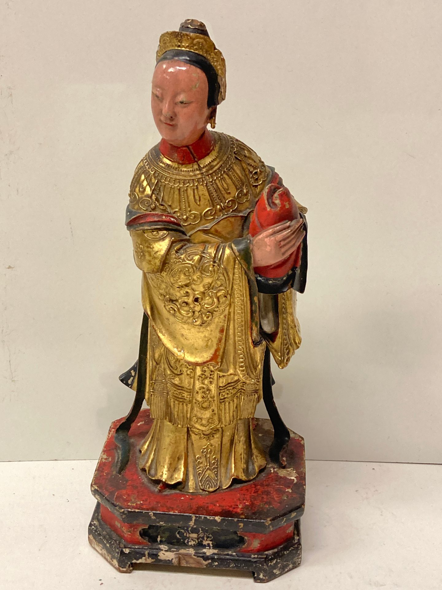 Null CHINE


Sujet en bois sculpté polychrome figurant une femme portant un pois&hellip;