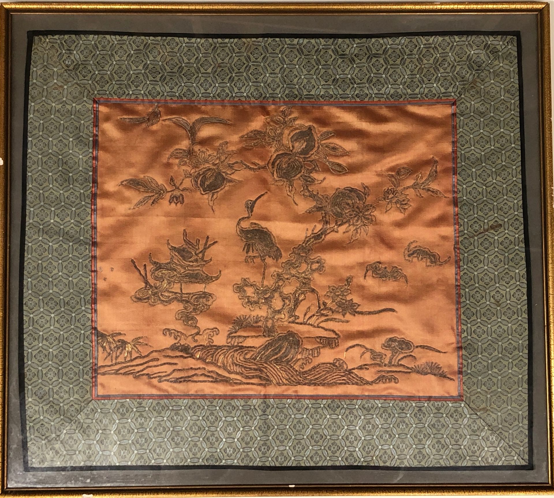 Null 丝绸上的刺绣，展示了橙色背景上树上的涉猎者。


尺寸：29 x 35 cm