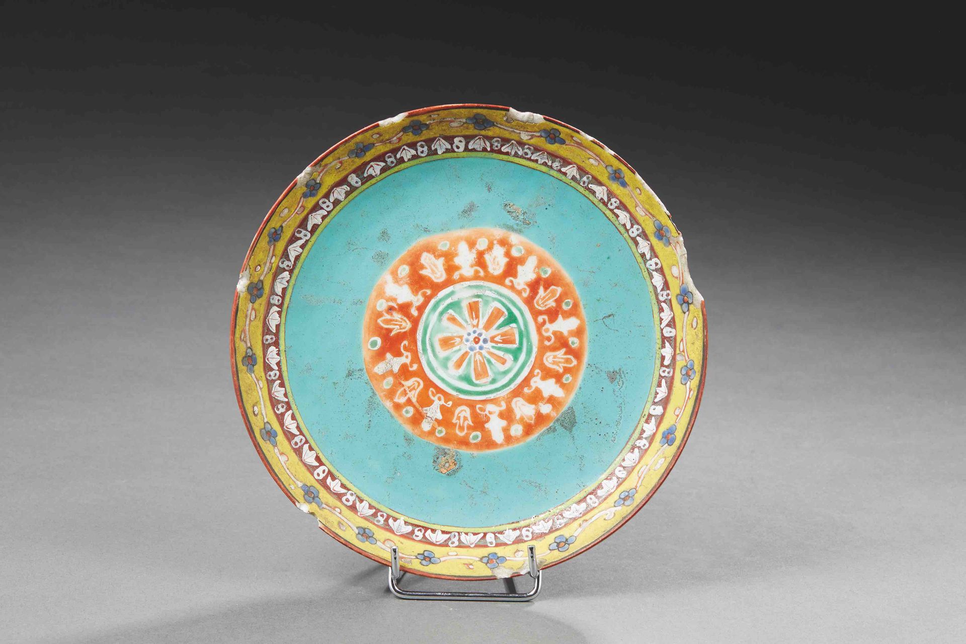 Null 中国，Bencharong，为泰国-19世纪


一个多色珐琅彩瓷碗盖，黑底的铁板图案。绿松石珐琅的内部围绕着一个装饰着火焰的红色圆圈。马克-香冈-黄&hellip;