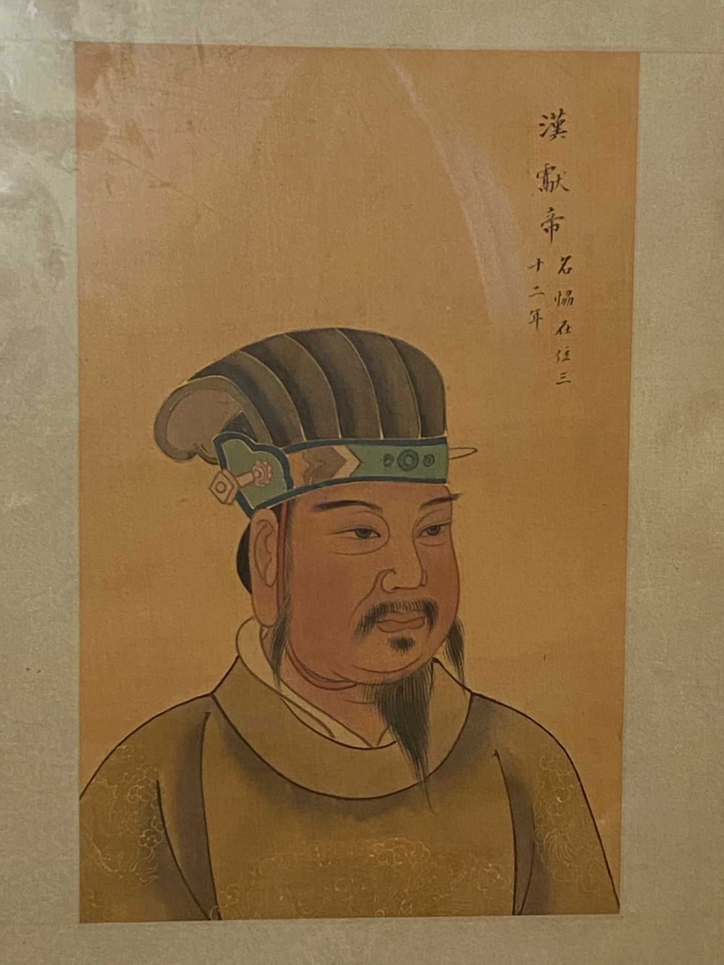 Null 中国


汉代一位皇帝的画像。


在织物上作画。


尺寸：32,5 x 21 cm