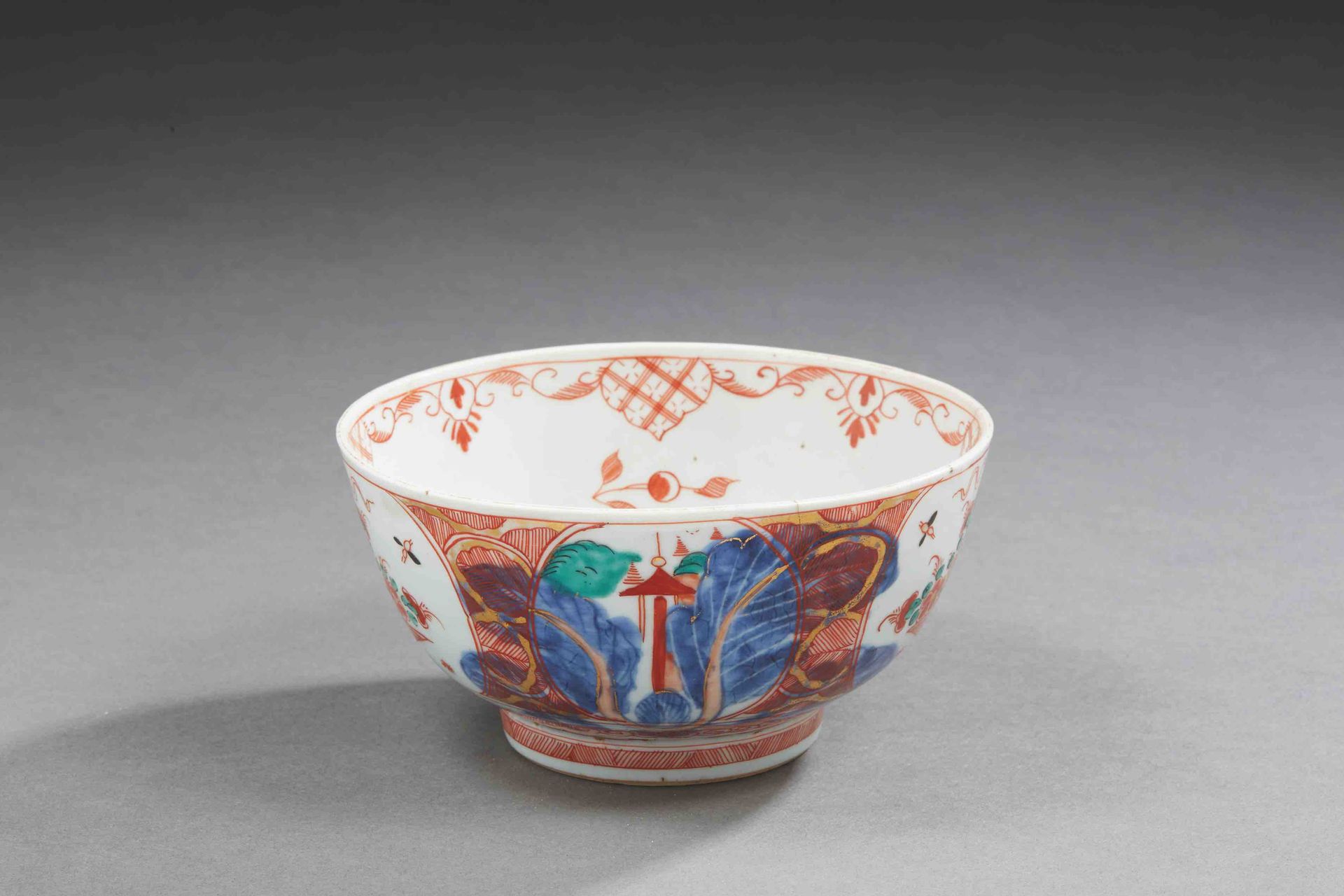 Null 中国--钱龙时期(1736-1795)


瓷碗在蓝色釉下装饰有白菜，在欧洲过度装饰有花篮装饰的储备。(裂缝)。直径15厘米。
