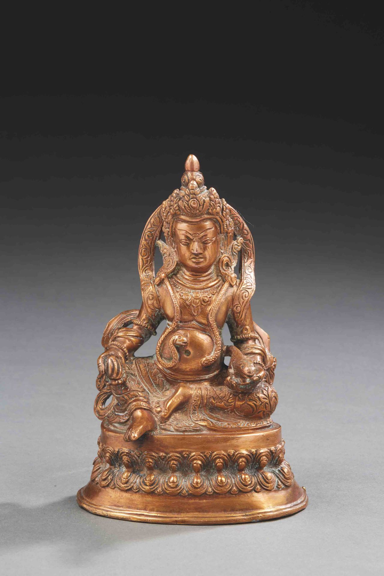 Null 提贝 - 20世纪


青铜质地的强巴拉雕像，以皇家放松姿态坐在双倒置莲花的底座上，左手拿着纳库拉，脖子上有一条波浪形的蛇。高16厘米。