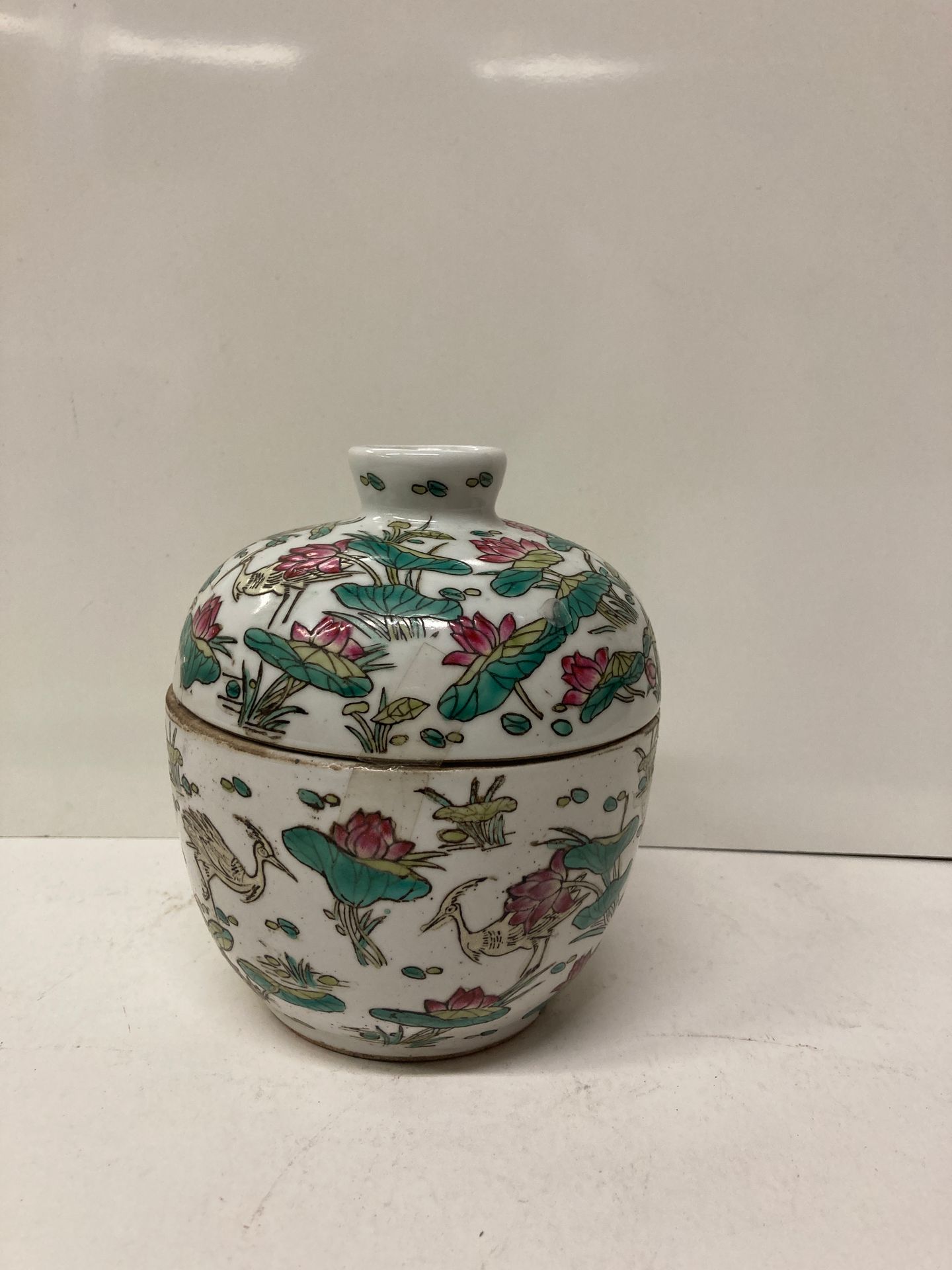 Null 中国


瓷盖壶，装饰有Famille Rose珐琅彩的苍鹭，周围有莲花。


20世纪上半叶。


H.14.5厘米 - 直径：12厘米