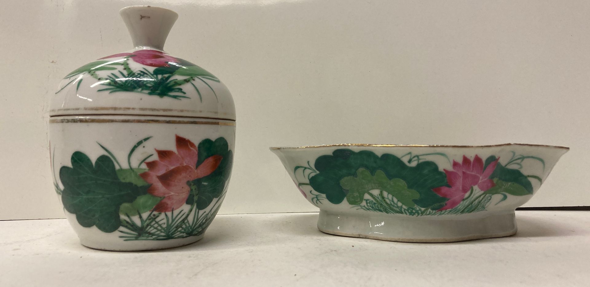 Null 中国 


长方形的盖碗和杯，盖子上用珐琅彩装饰着红色和绿色的莲花。附有棕色的诗句。碗的背面标有


20世纪


尺寸：13厘米





附有一个&hellip;