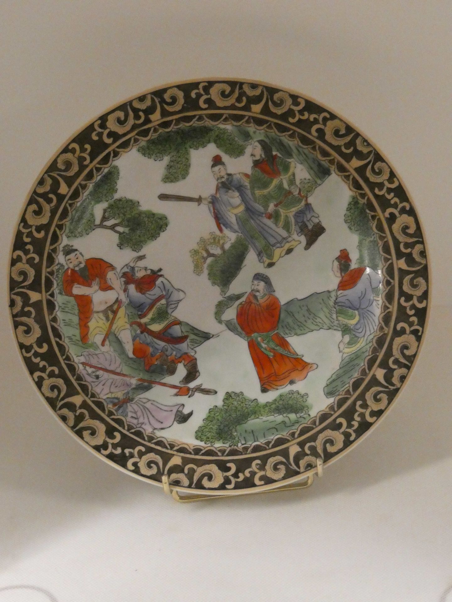 Null 中国


瓷盘上有多色的战士装饰。背面的标记。


直径：26厘米