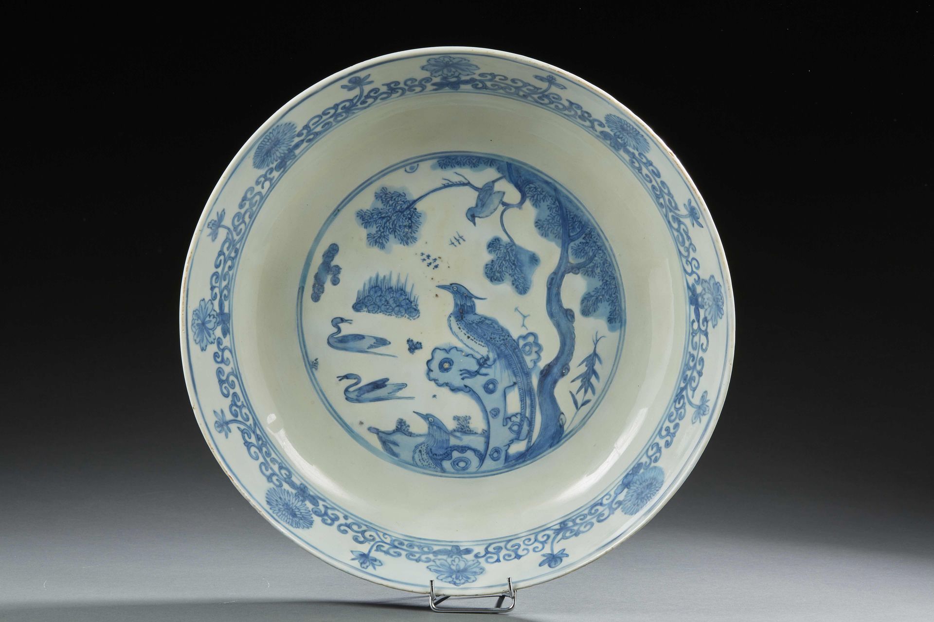 Null CHINE - Grande coupe circulaire en porcelaine décorée en bleu sous couverte&hellip;