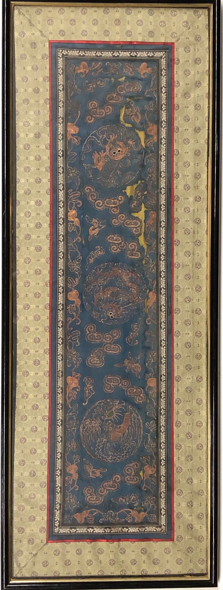 Null 丝绸上的刺绣，蓝色背景上的动物


尺寸：52.5 x 13 cm