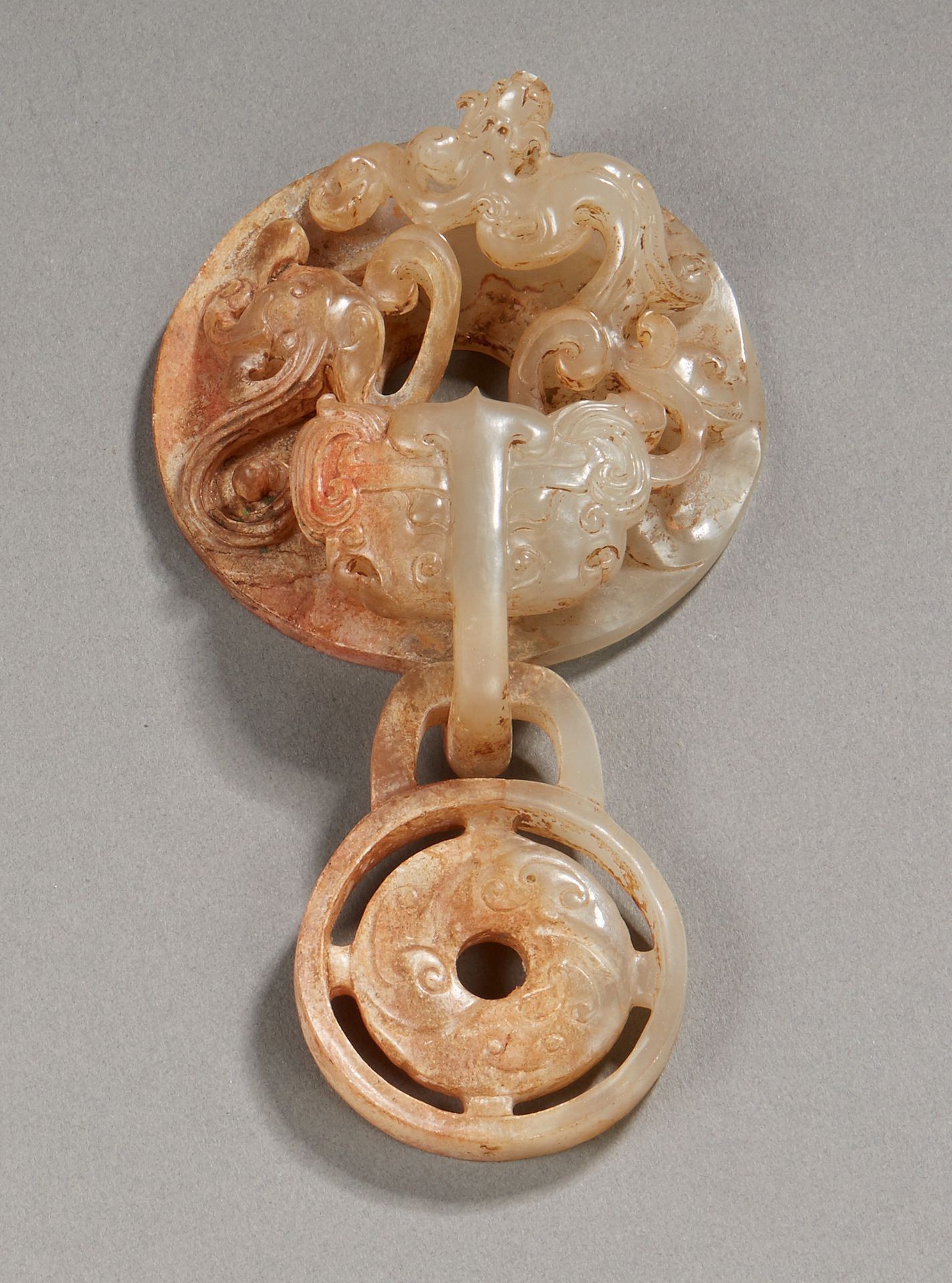 Null 中国


一个高浮雕的透明玉石双带扣或胸带扣，在饕餮面具旁边有两个对立的麒麟，旁边还有一个镂空的奖章。


古代风格的古董作品。


直径14.5厘米
