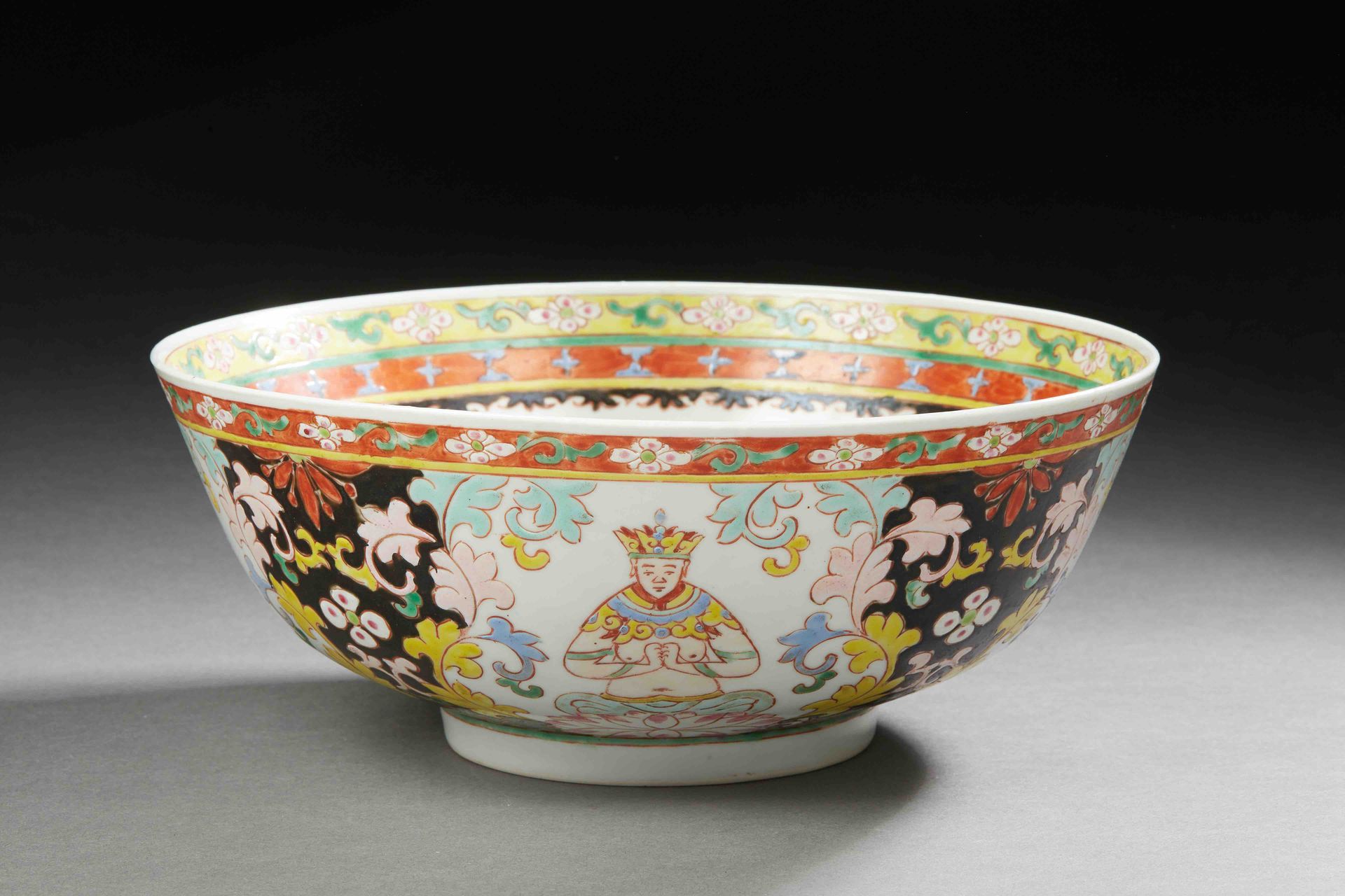 Null 中国 - 20世纪


多色珐琅彩大碗，饰以神像和叶子。直径25.5厘米。