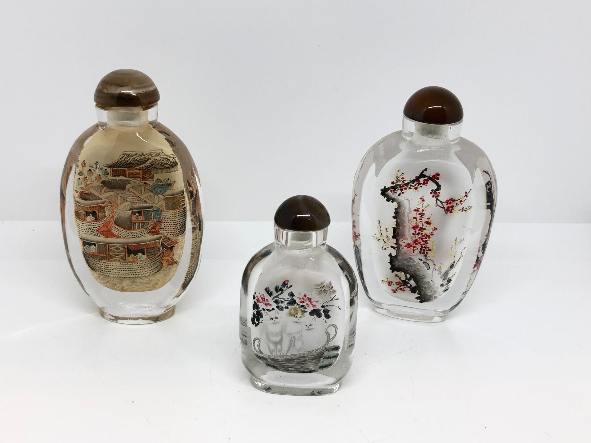 Null CHINA - Satz von drei Schnupftabakflaschen mit Landschaftsmotiv unter Glas.&hellip;