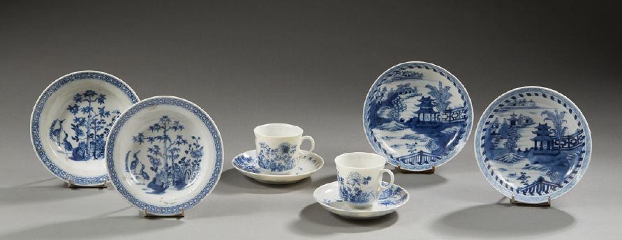 Null 中国


一套18世纪的蓝纹釉下彩瓷器，包括:


- 一对饰有宝塔的碗。


直径：15.7厘米


- 一对装饰有鸟类景观的杯子。


直径：16&hellip;
