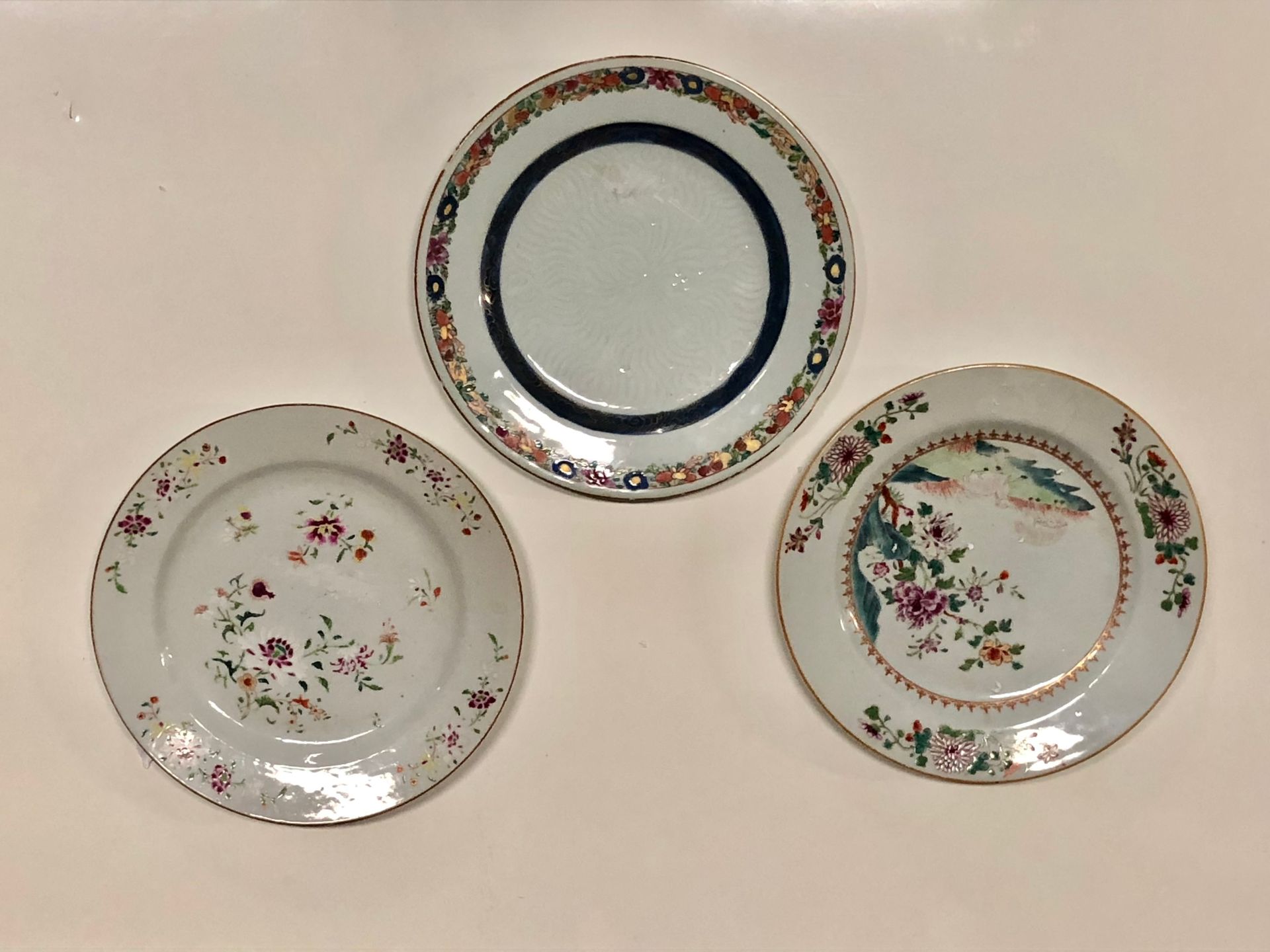 Null CHINE - Trois assiettes circulaires en porcelaine à décor divers en émaux d&hellip;