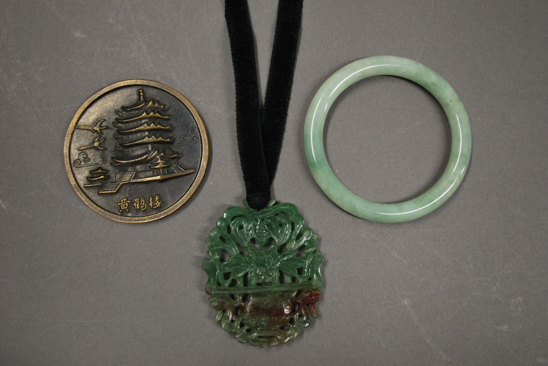 Null China


Set including a hard stone openwork medallion, a jade bracelet and &hellip;