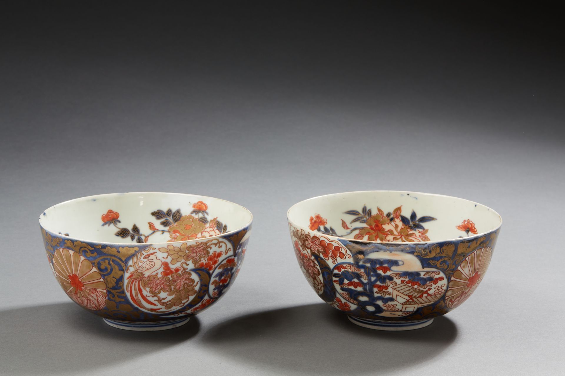 Null 日本


两只伊万里装饰的瓷碗。


18世纪。


尺寸：7,5 x 15 cm