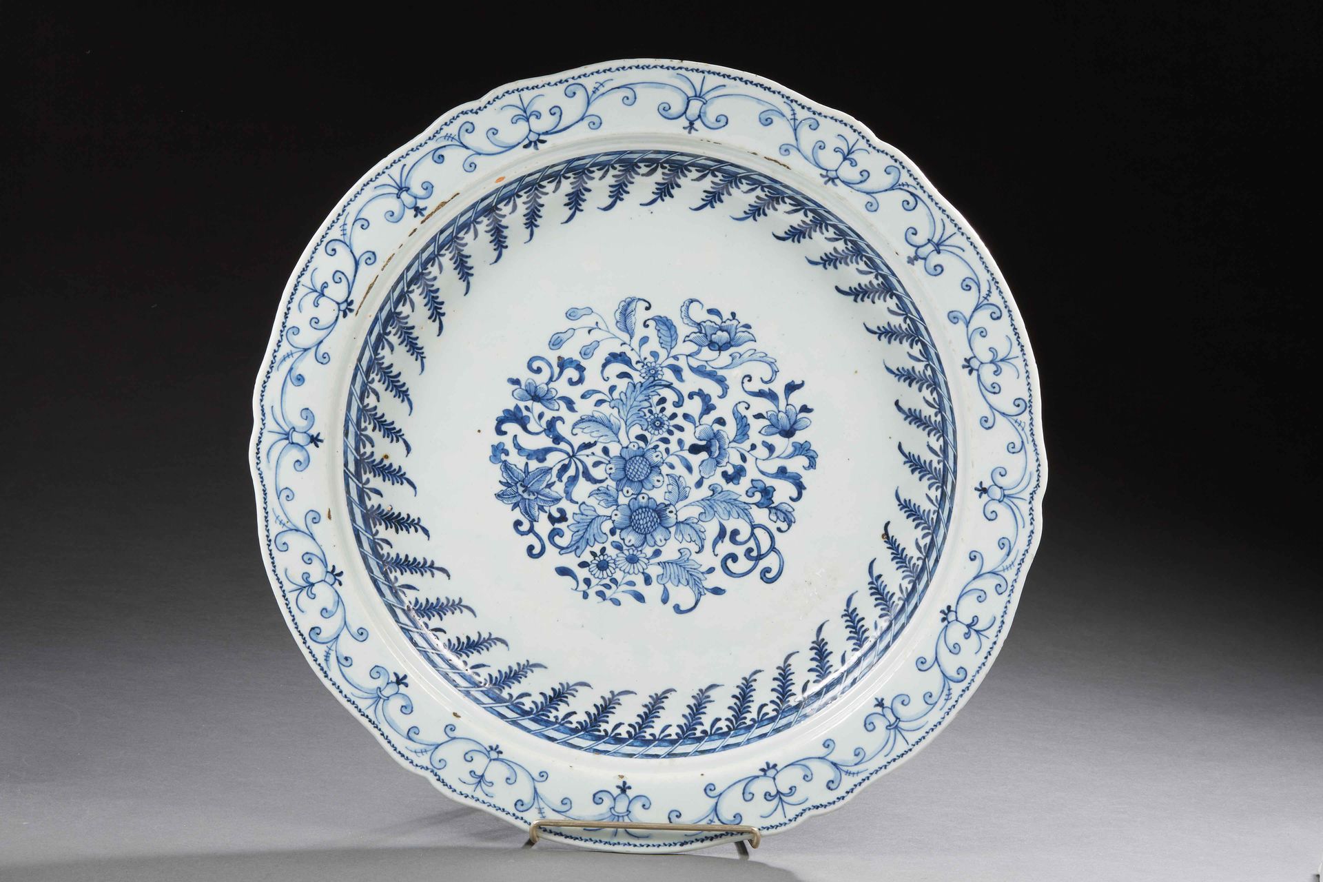 Null CHINESE ORDER - A large porcelain dish, decorated in blue underglaze with a&hellip;