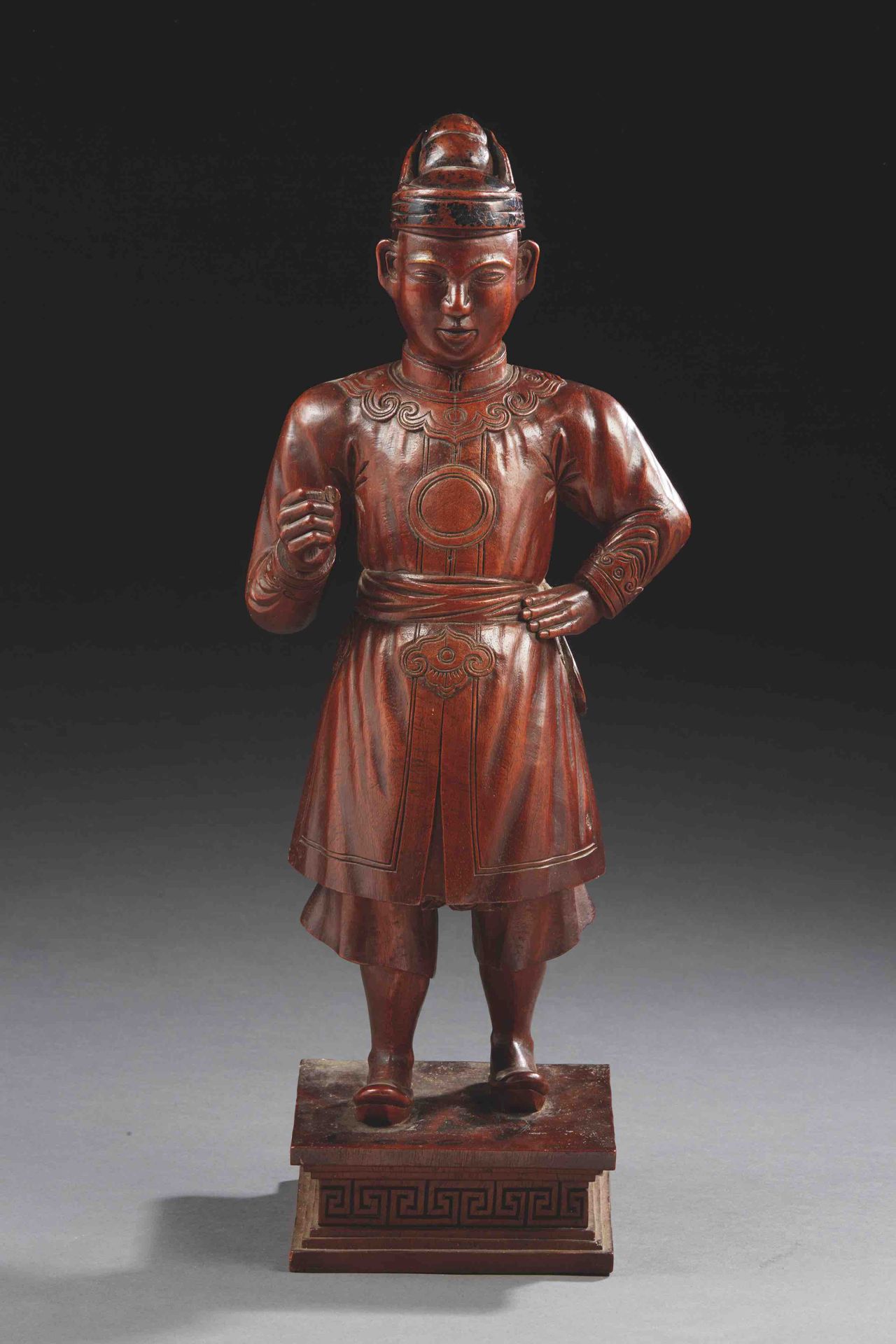 Null 印度 - 约1900年


一个政要的木制雕像，站在一个装饰有希腊人楣的方形基座上，左手放在臀部，最初握着武器的右手现在不见了。(右手拇指的小意外）。&hellip;