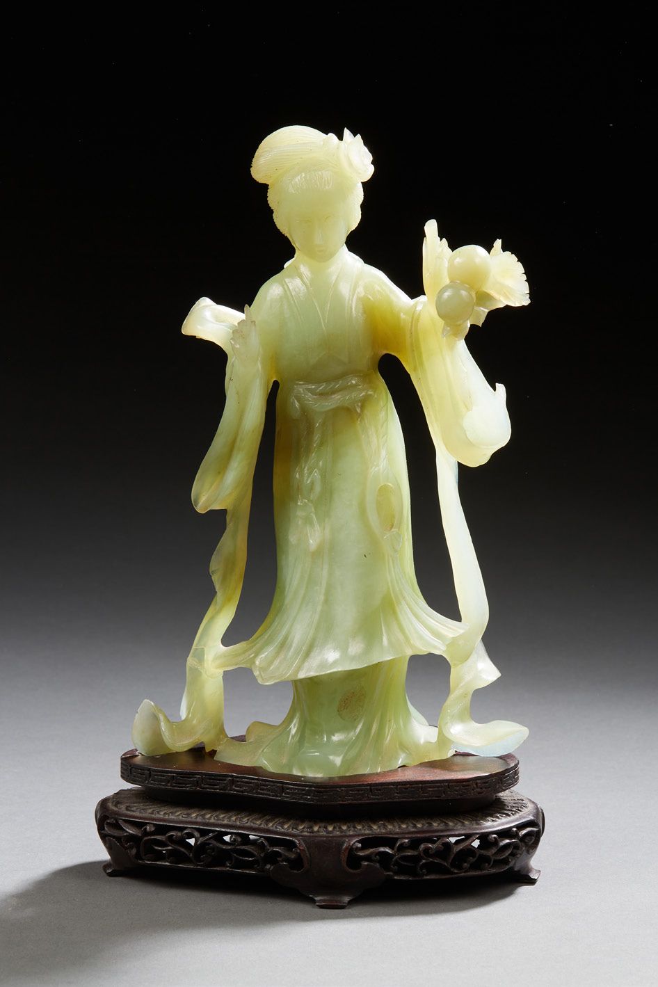 CHINE Hartsteinfigur im Jade-Stil, die eine junge Frau darstellt, die eine Fruch&hellip;