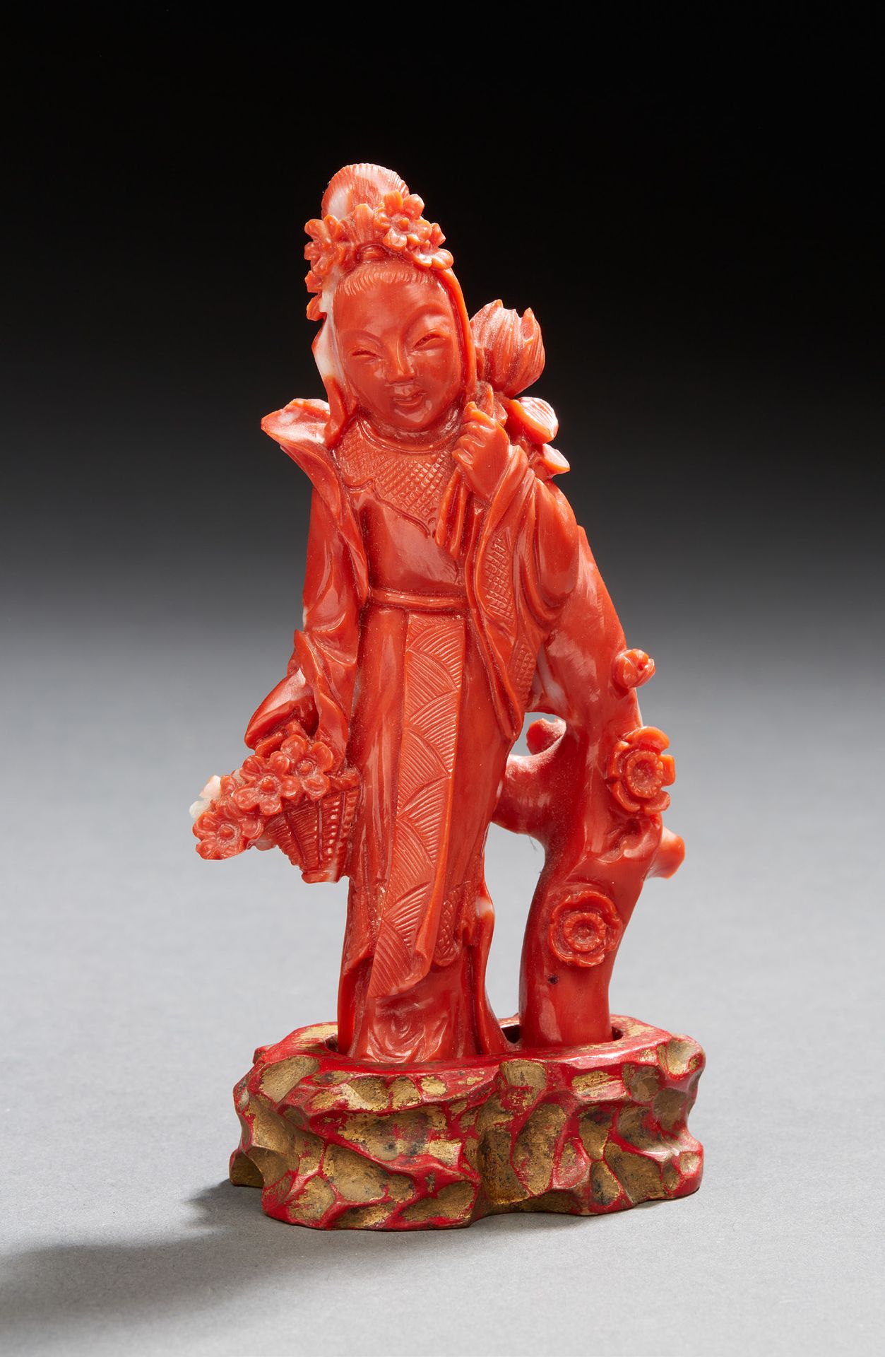 CHINE Figurine en corail rouge sculpté représentant la déesse Guanyin
H.: 9,5 cm&hellip;