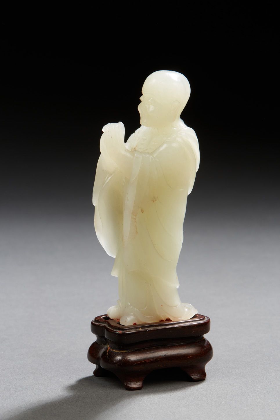 CHINE Statuetta di giada chiara intagliata di un asceta con le mani giunte
20° s&hellip;