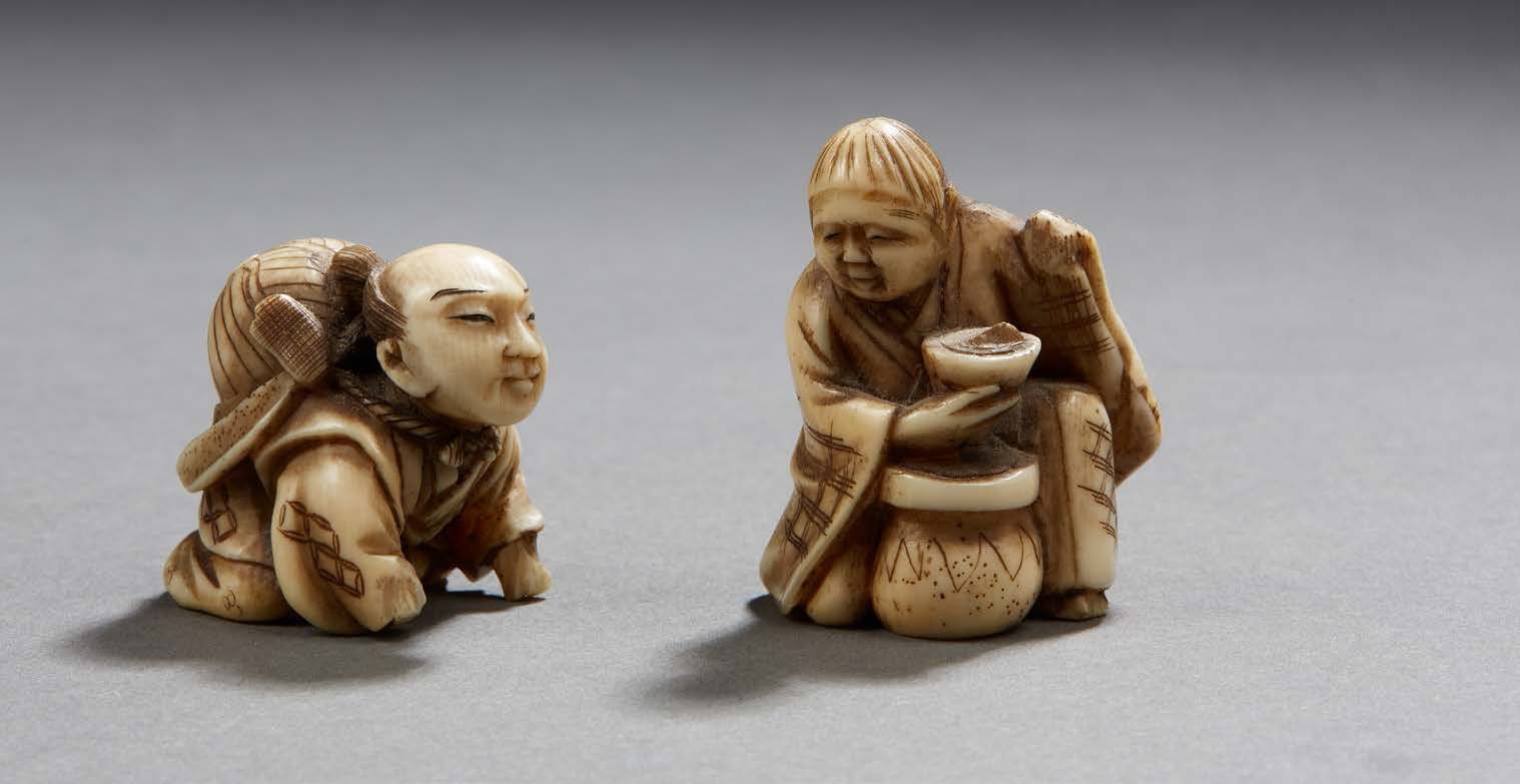 JAPON Deux Netsuke en ivoire sculpté représentants une femme tenant un bol et un&hellip;