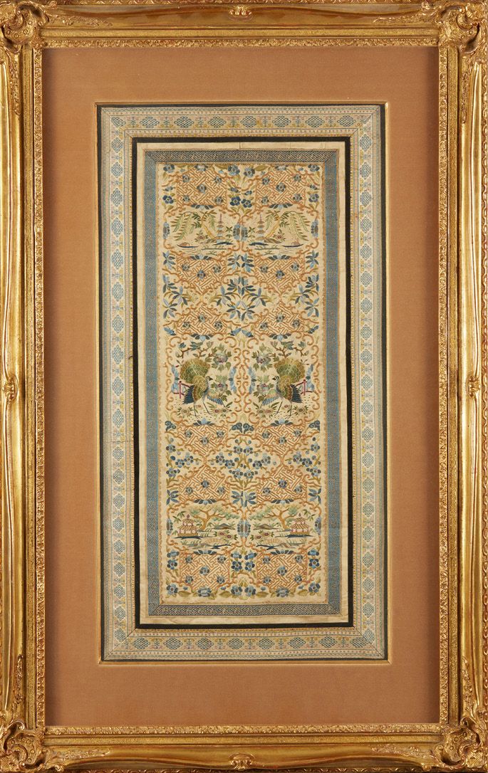 CHINE Bordado sobre seda enmarcado.
Alrededor de 1900
Dimensiones: 75 x 35 cm