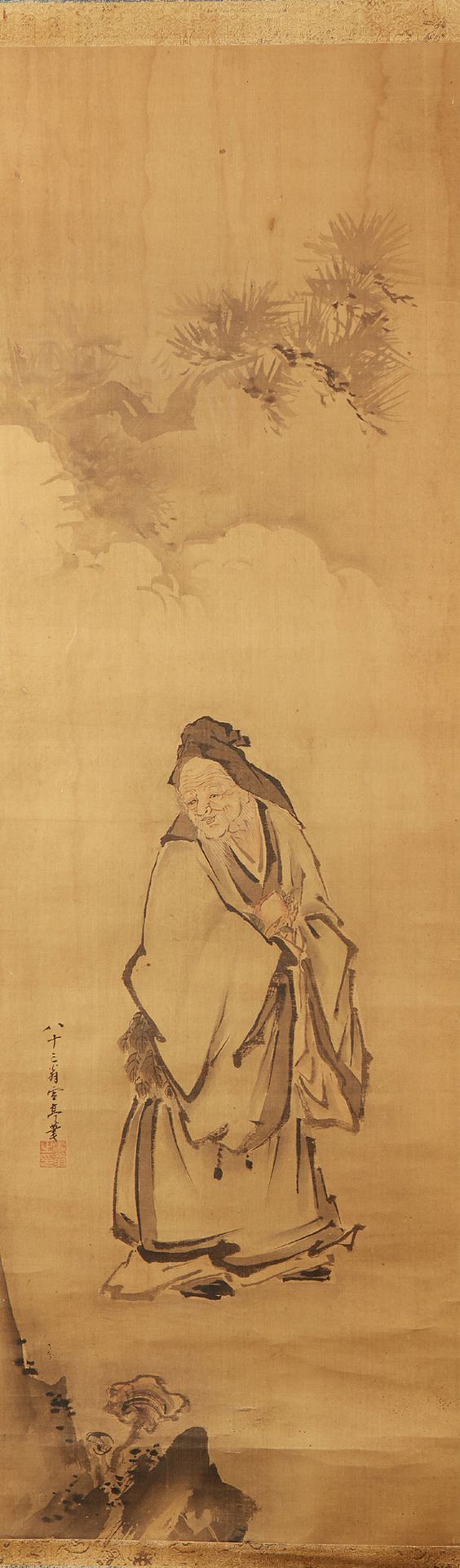 CHINE 画在丝绸上的卷轴，表现一个老妇人在有山的风景中，有签名和印章。
尺寸：100 x 30厘米