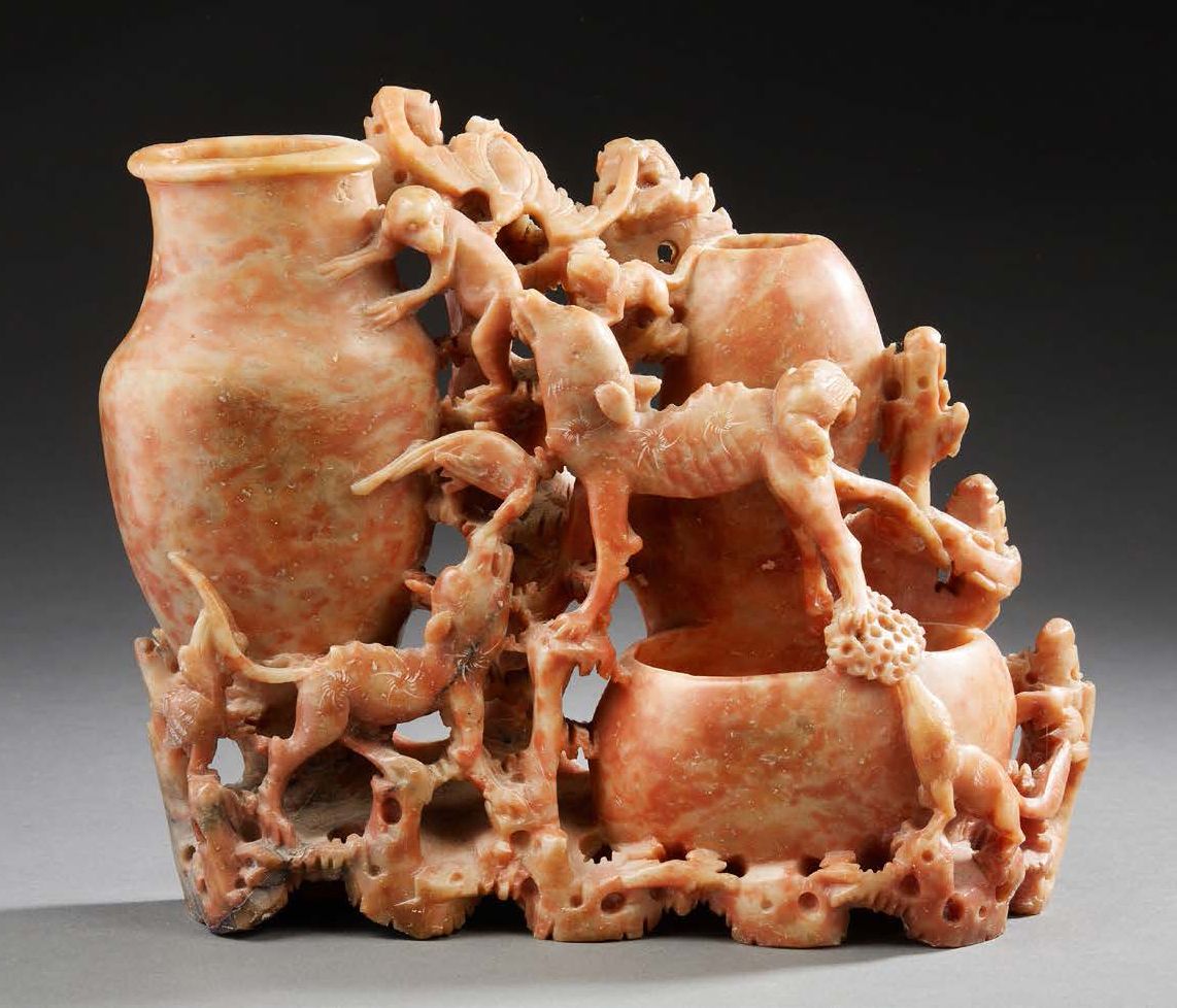 CHINE 雕刻的肥皂石组，描绘了花瓶附近的嵌合体和猴子
约1930年
高：19厘米