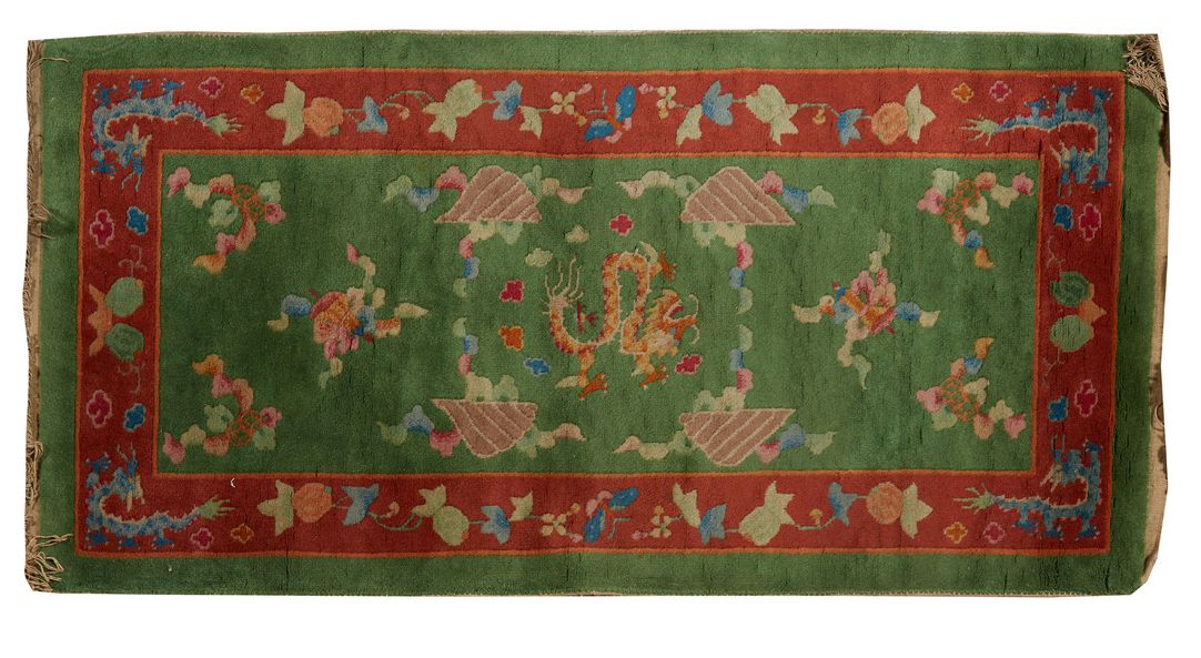 CHINE 
1900年左右的中国小地毯，绿色背景和龙的装饰。