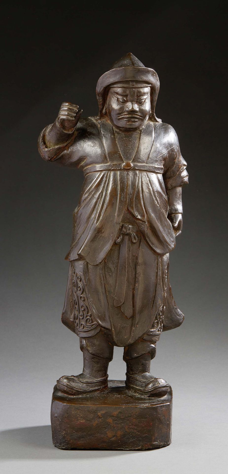 CHINE Figura de bronce con pátina marrón de un guardián de templo de pie sobre u&hellip;