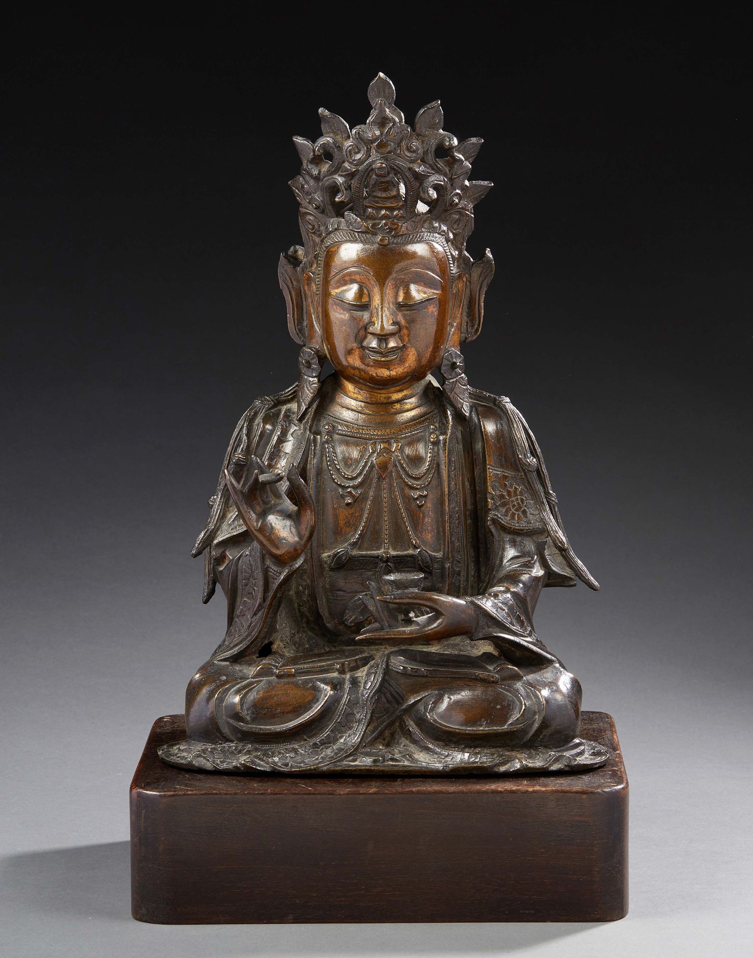 CHINE 一个大型的棕色铜制菩萨坐像，正处于禅定状态。他一手拿着杯子；他的头饰是镂空的，中间有佛像的图案。
明代，16世纪
高：36厘米
 （有些水银镀金的痕&hellip;