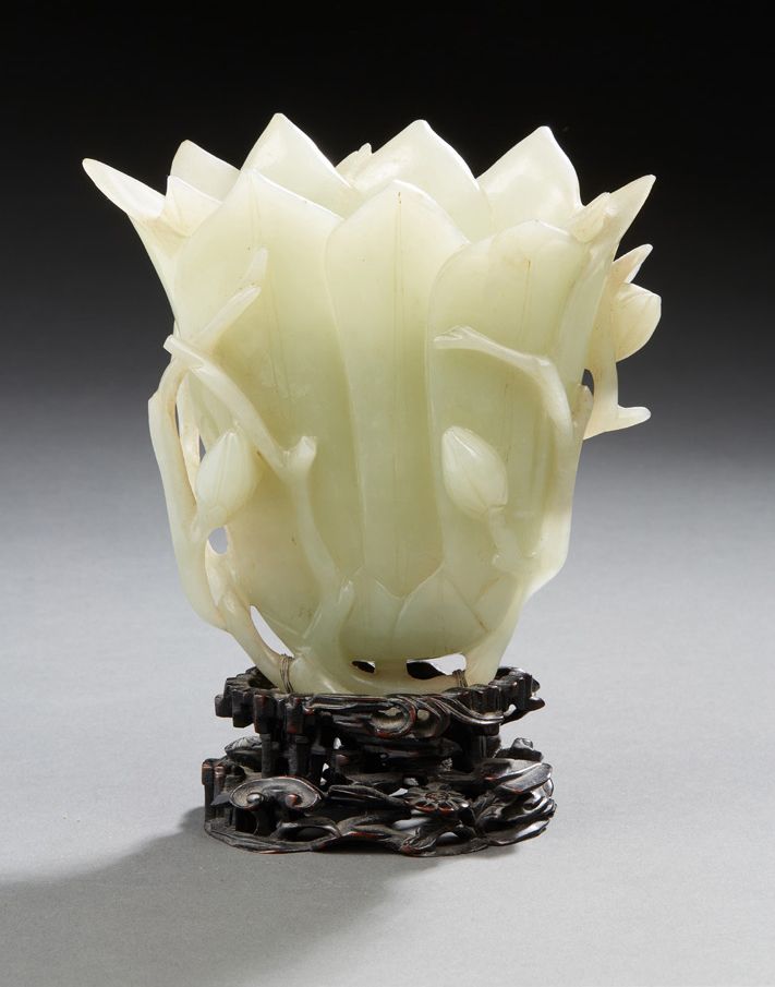 CHINE 雕琢的莲花形状的软玉花瓶；镂空和雕琢的木质底座。
19-20世纪
直径（底座）：7厘米
 （重新打磨的碎片
