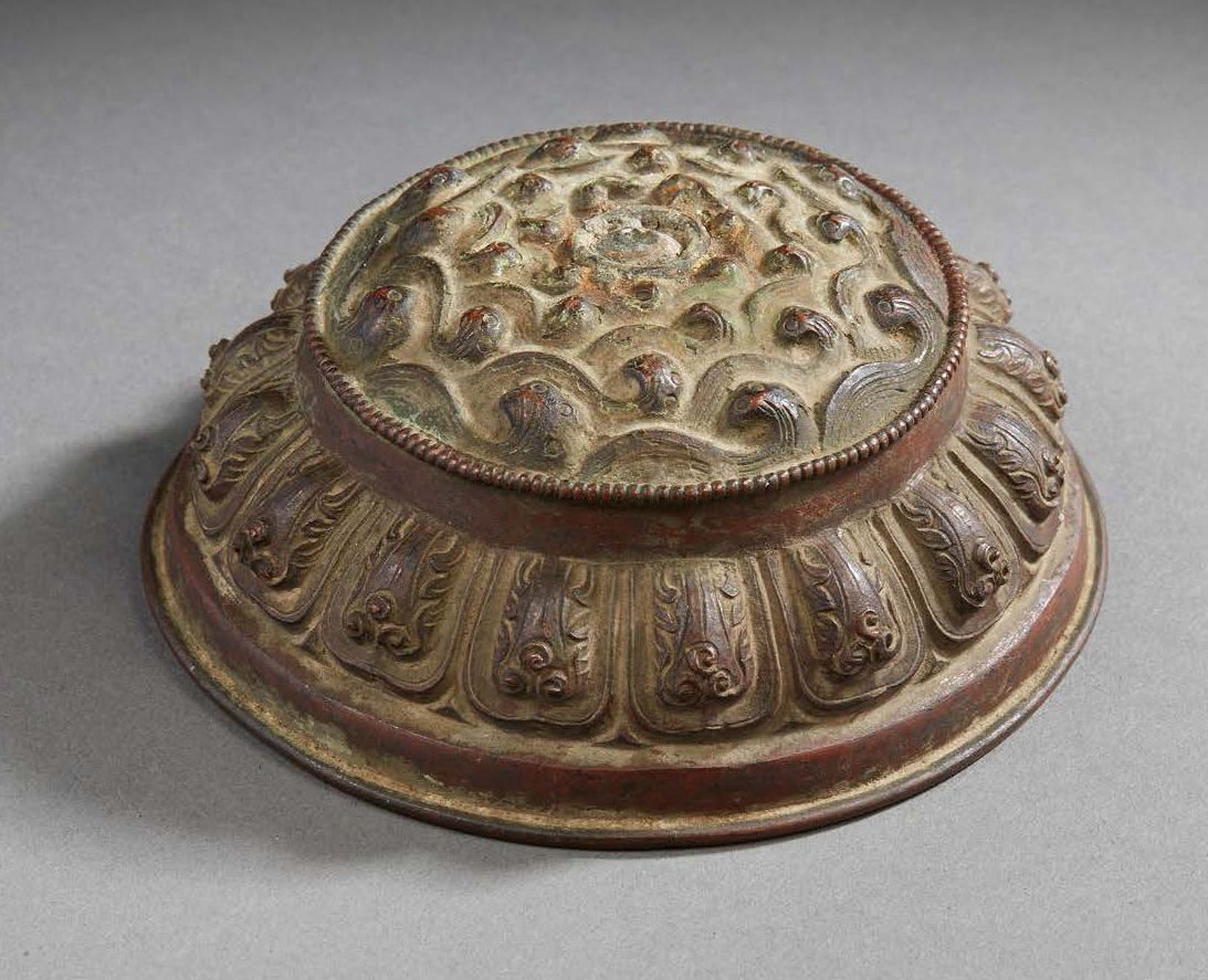 ASIE DU SUD EST Lid in embossed and chased metal.
XIXth century
Diam.: 10 cm