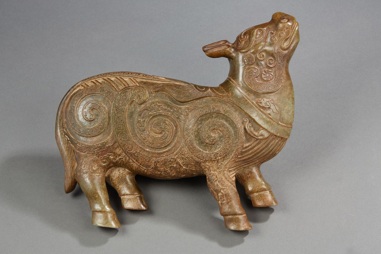 CHINE Animal mythologique sculpté en relief en pierre dure dans le style archaïq&hellip;