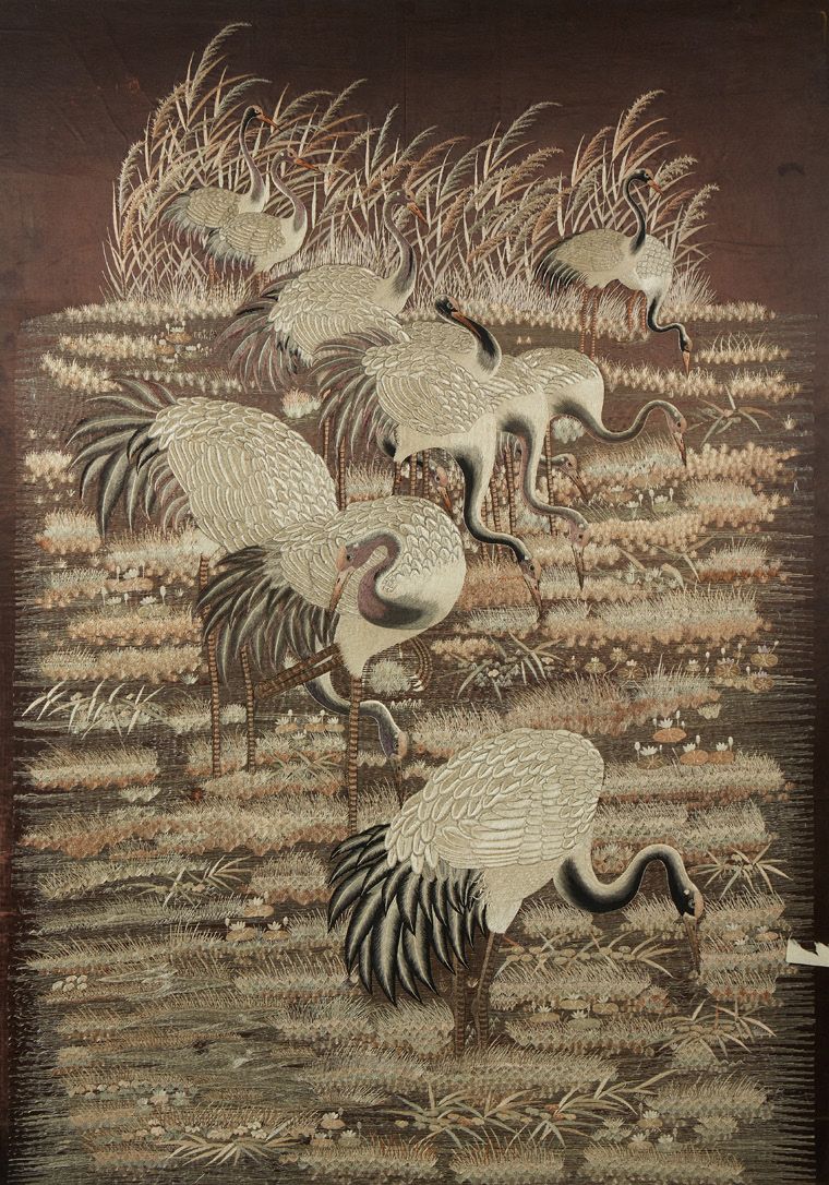 CHINE 
1900年左右
尺寸：158 x 112cm，重要的丝质刺绣，描绘了湖景中的仙鹤。