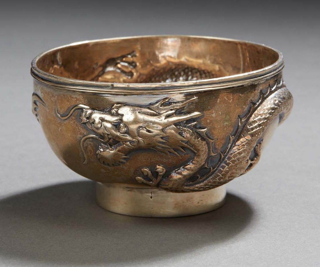 CHINE (Hong-Kong) 圆形银碗，置于基座上，外侧装饰有四爪龙，底部有印记
约1900年
重量：83.1克。
直径：7.5厘米