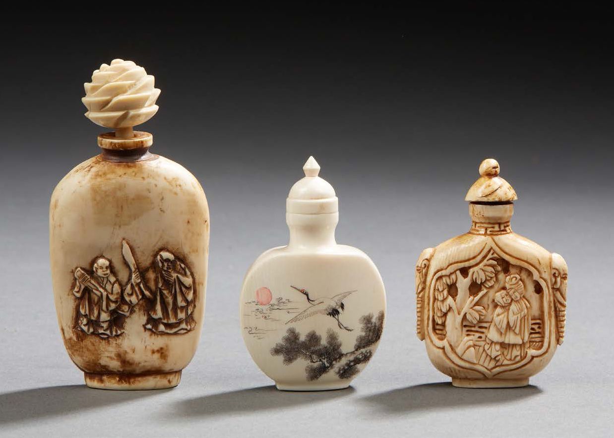 CHINE 三个鼻烟壶，其中一个是象牙雕刻的，另外两个是骨制的，有各种装饰。
20世纪上半叶，大约1930年
- 1940