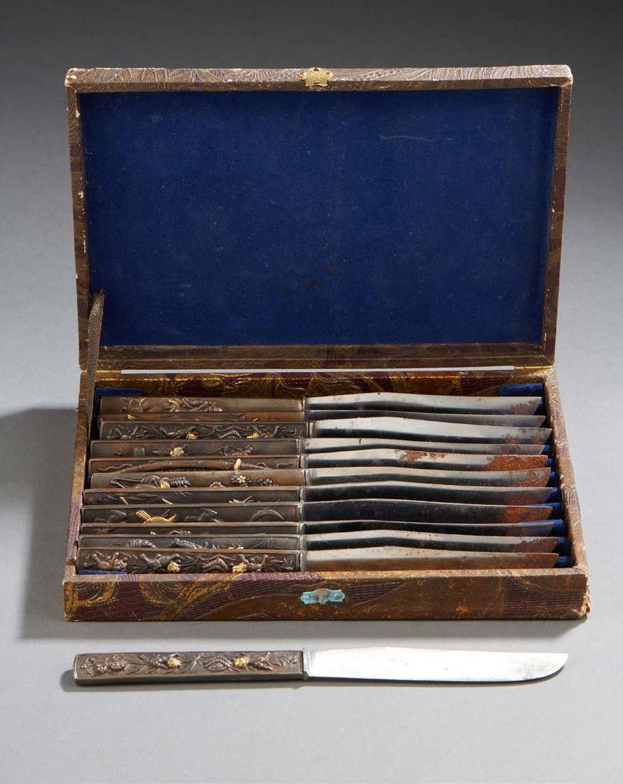 JAPON 十二把甜点刀，青铜手柄上有自然主义图案（狗，鸟）的轻浮装饰。刀片上有切割师的签名
明治时期，1868 - 1912
长：20,5厘米